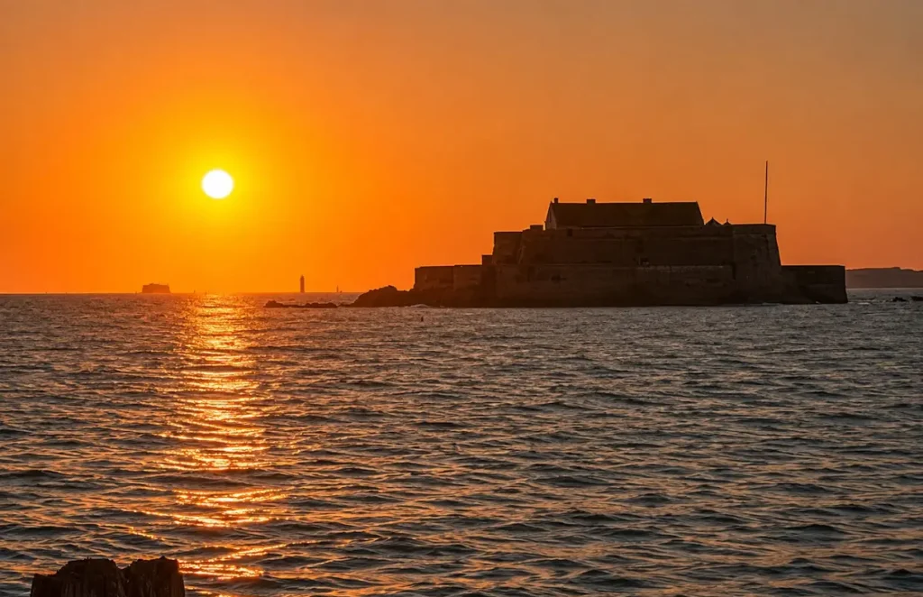 Le Fort National dans la baie de Saint-Malo au coucher du soleil