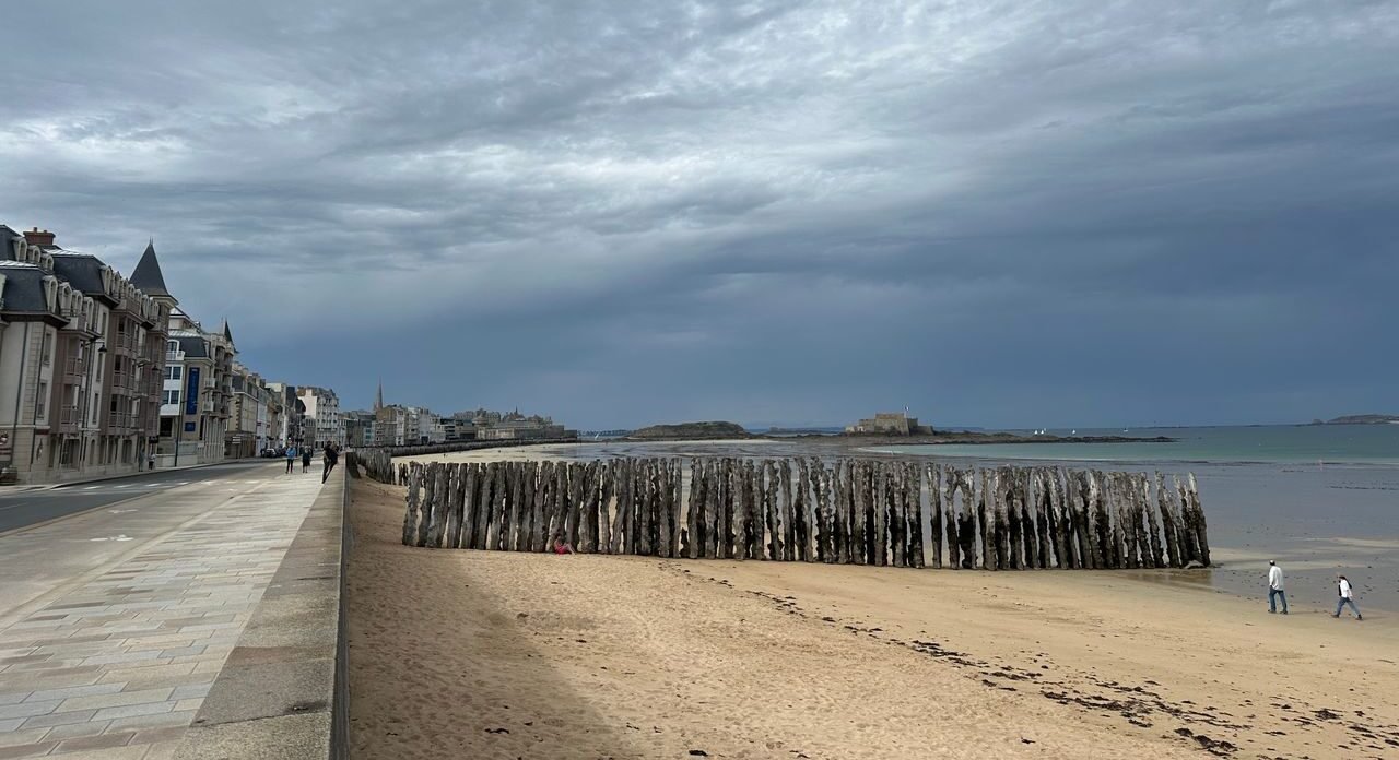 La plage et les brise-lames de Saint-Malo sous les nuages